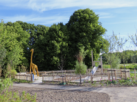 902550 Afbeelding van een onlangs aangelegde kinderspeelplaats met een grote giraffe in de nieuwbouwbuurt Rijnvliet in ...